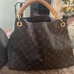 Authentic Louis Vuitton Artsy MM